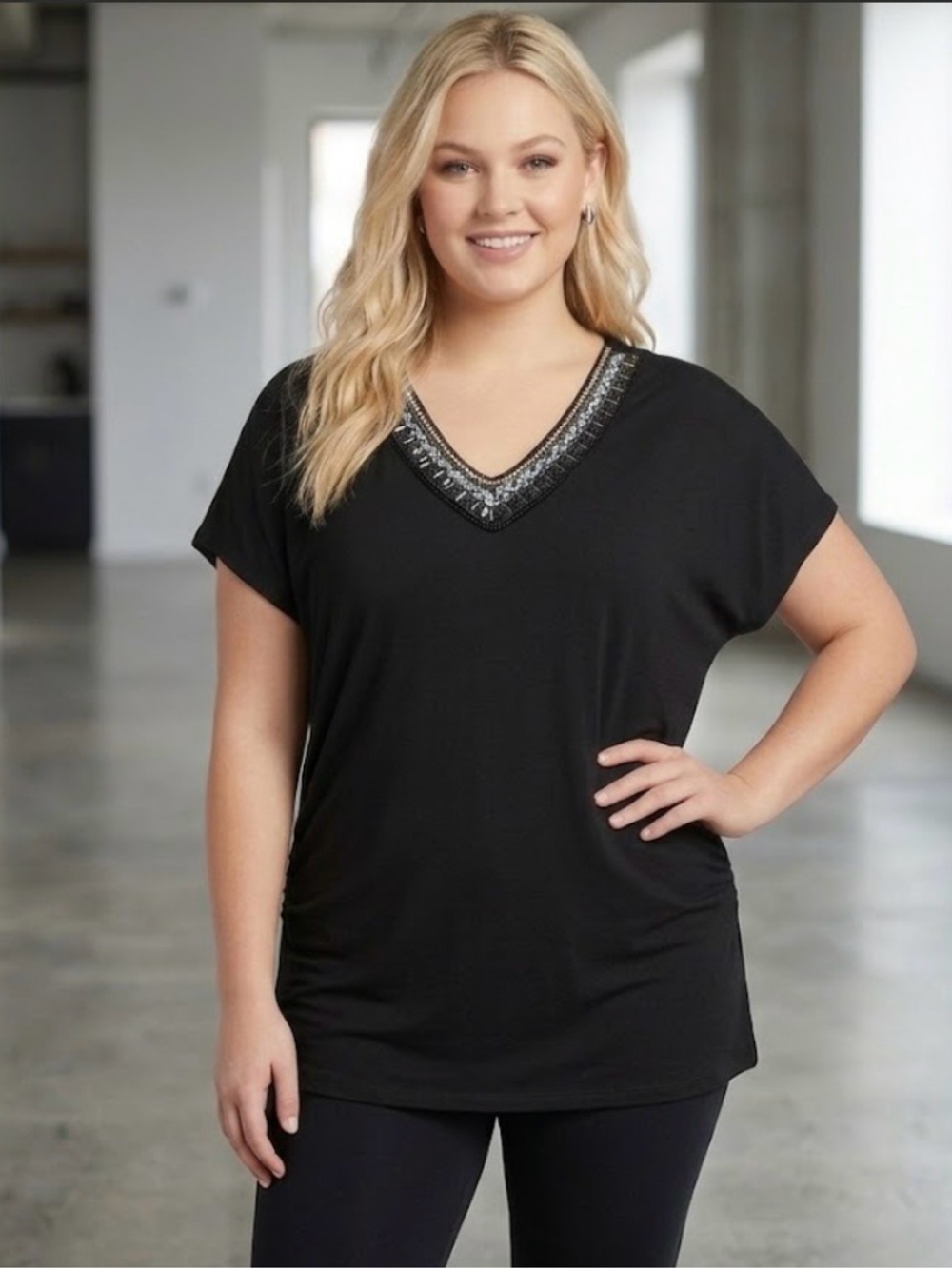 🔴Black Top with beautiful details on neckline